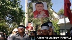 Gyrgyzystanyň oppozision Ata-Meken partiýasynyň lideri Omurbek Tekebaýewiň tarapdarlary