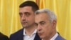 George Simion, președintele partidului AUR, și fostul candidat prorus la prezidențiale Călin Georgescu în ziua votului pentru alegerile reluate din luna mai 2025.
