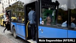 Большинство тбилисских автобусов синего цвета - цвета европейского флага