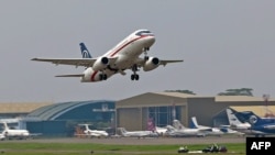 Orsýetde öndürilen “Suhoý” reaktiw uçary Indoneziýanyň paýtagty Jakartanyň aeroportundan asmana galýar, 9-njy maý.