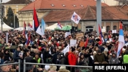 Zastava sa mapom Kosova na kojoj piše "Nema predaje" na protestu u Kragujevcu, 15. februar 2025.