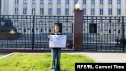 A protester outside the Russian Defense Ministry in Moscow on September 22 with a sign reading: 