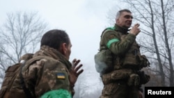 Військовослужбовці 38 ОБрМП ЗСУ перед тим, як вирушити на бойове завдання, поблизу Покровська, 21 листопада 2025 року