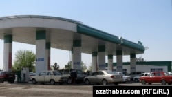 Заправка на трассе Ашхабад-Мары, Туркменистан.