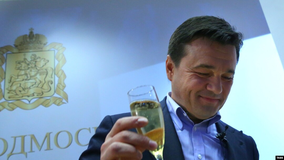 Губернатор Подмосковья Андрей Воробьев отмечает победу на выборах в сентябре 2013 года