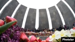 Armenia - People visit the Tsitsernakabert memorial in Yerevan to mark the 102nd anniversary of the Armenian genocide in Ottoman Turkey, 24Apr2017.