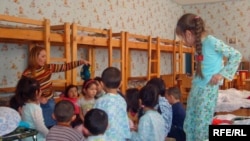 №24 балабақшаның тәрбиешісі Райхан Әбдіғалиева балалармен бірге. Атырау, сәуір, 2009 жыл.