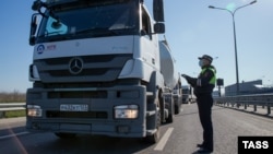 Российская полиция проверяет всех, кто заезжает в Крым через Керченский мост