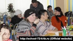 Столовая школы №72 в Хабаровске, родители учеников пробуют меню