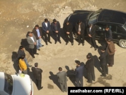 Häkimiýetler wagyz-nesihat maslahatlaryny wagtal-wagtal geçirýärler. Olarda raýatlardan içerki we daşarky syýasata aralaşmazlyk talap edilýär. (arhiwden alnan illýustrasiýa suraty)