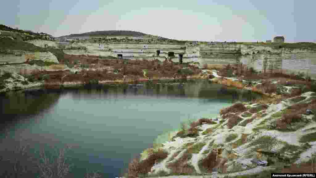 В старом карьере пильных известняков давно образовалось озеро. На его южном берегу, на Монастырской скале, видны сохранившиеся башни Каламиты &ndash; византийской крепости VI века