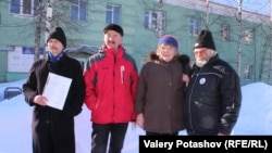 Участники акции памяти Немцова у отдела УМВД по Петрозаводску