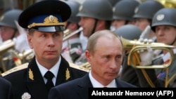 Генерал Виктор Золотов, дългогодишен охранител на Путин, върви зад руския президент във Виена през 2007 г.