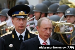 General Viktor Zolotov, chief of Putin's security service at the time, walks behind the Russian president in Vienna in 2007.