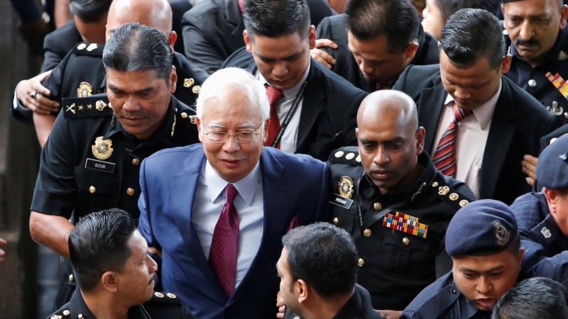 Малайзияда экс-премьерге айыбы угузулду
