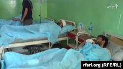 دو تن از شهروندان کابل که در اثر حمله انتحاری امروز دوشنبه زخمی شده اند.