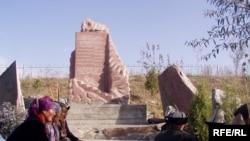 Ақсы оқиғасының құрбандарына орнатылған ескерткіш. Қырғызстан, 15 наурыз 2007 жыл.