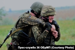 Командующий морской пехоты Юрий Содоль (справа) во время испытаний на право носить берет морпеха. Украина, 8 мая 2018 года.
