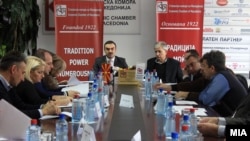 Министерот за економија Ваљон Сарачини на седницата на Македонската енергетска асоцијација. 