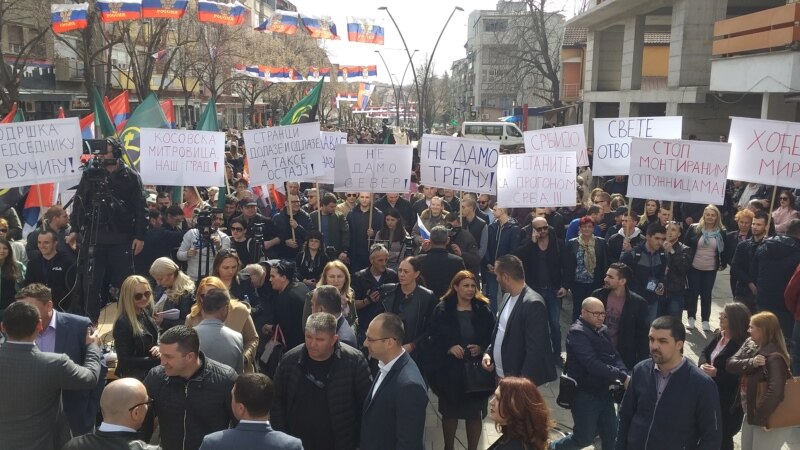 Protest Srba u Severnoj Mitrovici protiv taksi