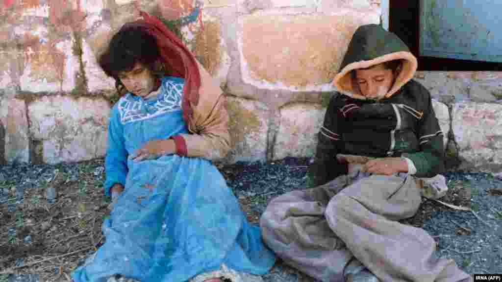 Двое убитых курдских ребенка во время химической атаки в Ираке. Халабджа, 16 марта 1988 года. 