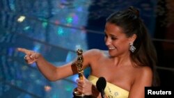 Aktrisa Alicia Vikander ən yaxşı ikinci dərəcli rola görə Oscar alır