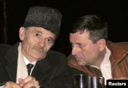 Activist Akhtem Chiygoz (right) with Criman Tatar leader Mustafa Dzhemilev (file photo)