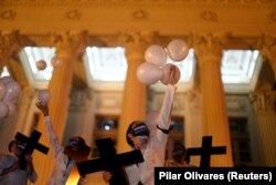 Врачи Рио-де-Жанейро на церемонии прощания со своими коллегами, заразившимися на работе и умершими от COVID-19. 18 мая 2020 года