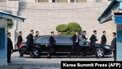 گروهی از اعضای یگان محافظت از رهبر کره شمالی در حال دویدن در کنار خودروی حامل کیم جونگ‌اون