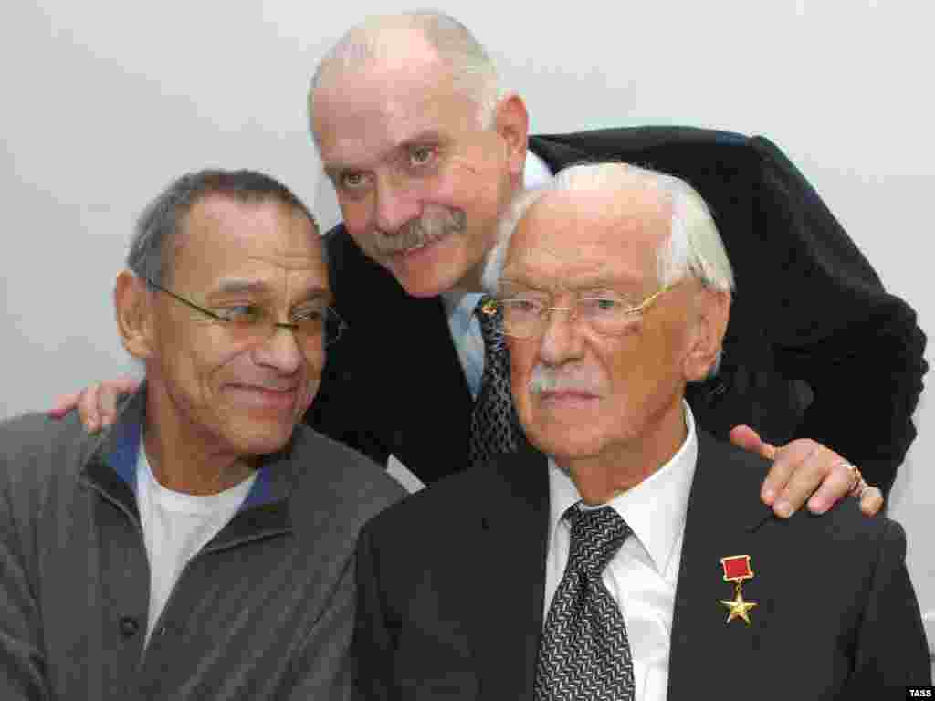 Сергей Михалков с сыновьями Никитой и Андреем на своем 95-летии, 13 марта 2008 года