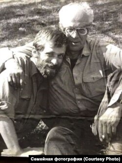 Виктор Дзядко с Феликсом Световым в Алтайской ссылке, 1986 год