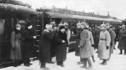 Член большевистского руководства Лев Каменев (в центре) и немецкие офицеры на вокзале в Бресте, 1918 год