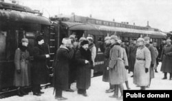 Delegația sovietică coboară din tren la Brest Litovsk ca să semneze Tratatul de Pace separată cu Germania. Martie 1918.