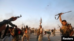Шиитские ополченцы празднуют освобождение города Амерли от боевиков "Исламского государства". 1 сентября 2014 года.