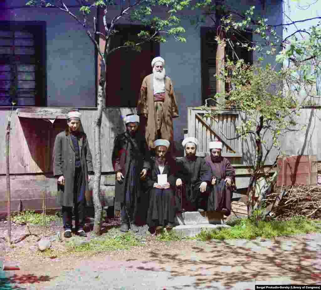 Белобородый мулла с группой учеников в пригороде Батуми. Город на берегу Черного моря был завоеван Османской империей в 1547 году, и многие местные жители были обращены в ислам. В 1878 году российские и грузинские войска восстановили контроль над Батуми