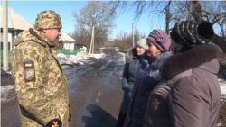 Зайшовши в село, українські військові допомагали місцевим жителям