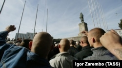 Неонацисты на митинге "в защиту прав русских", 2004 год