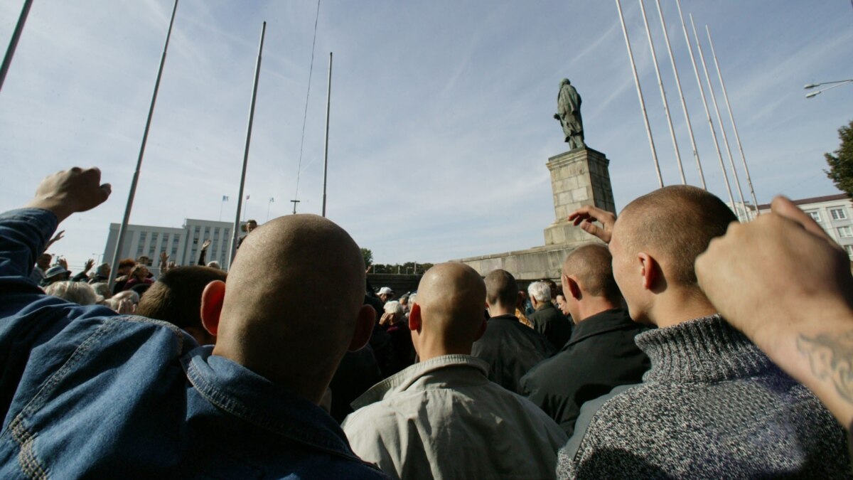 Правые силы. Скинхеды митинг. Митинги скинхедов в России. Скинхеды в Москве. Скинхеды в Москве 2004.