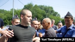 Сергея Удальцова задерживают во время акции в защиту Химкинского леса, 22 июля 2010
