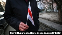  Мер Риги Мартінс Стакіс замінив червоно-зелений прапор Білорусі на національний біло-червоно-білий на одній з площ в центрі міста 