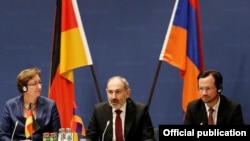 Премьер-министр Армении Никол Пашинян (в центре) выступает в фонде Фридриха Эберта, Берлин, 13 февраля 2020 г.