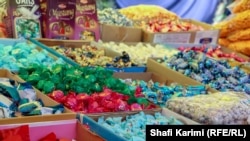 شیرینی های رنگارنگ و لباس های زیبا از هدایای است که به عنوان عیدی به خانواده عروس برده میشود