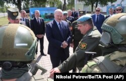 Военные демонстрируют Александру Лукашенко оружие, имеющееся в распоряжении белорусской армии