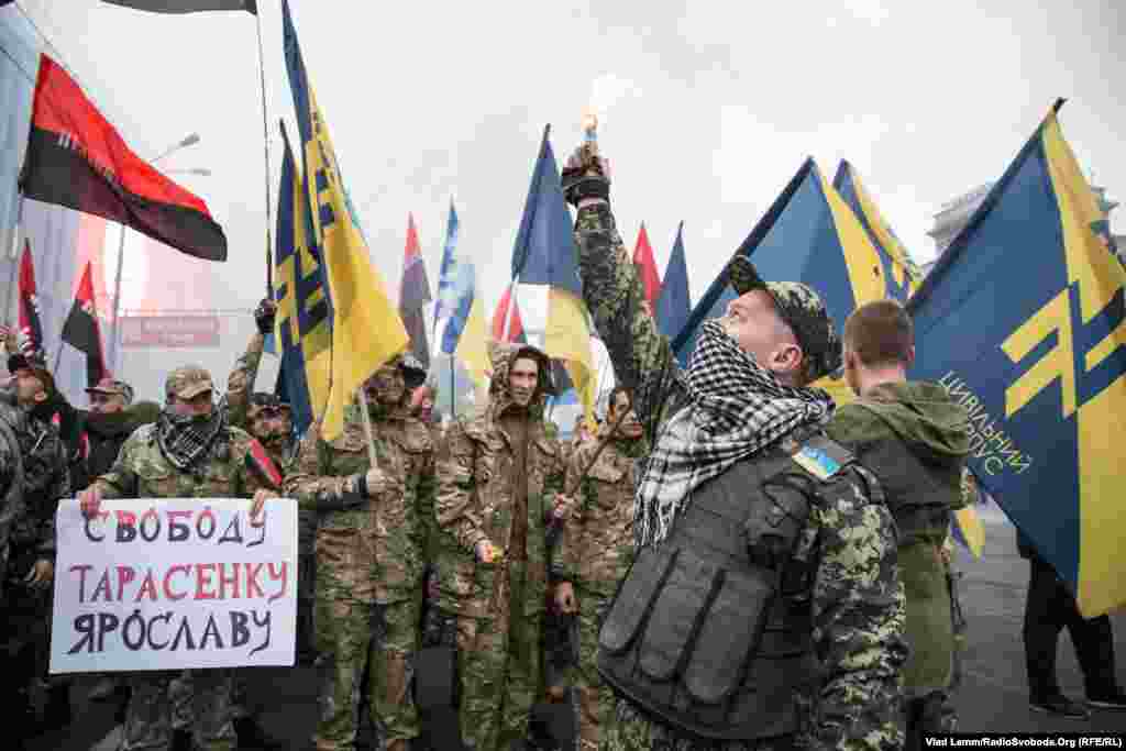 Запаливши фаєри та вигукуючи гасла, колона рушає вулицями міста