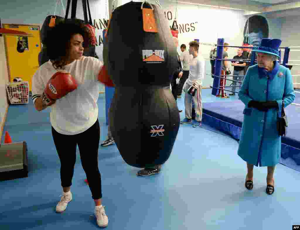 Великобританія &ndash; Королева Єлизавета II спостерігає за тренуванням із боксу під час візиту до молодіжного центру в Манчестері, 14 листопада 2013 року