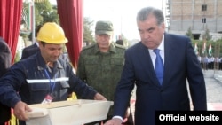 Tajikistan -- Emomali Rahmon, tajik president during his visit in Vahdat city (first from right), 6Sep2015