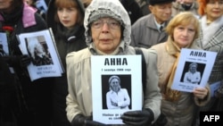 Moskvada qətlə yetirilmiş jurnalist Anna Politkovskayanın xatirə aksiyası. 2009