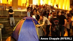 Перед зданием парламента проходит акция голодовка