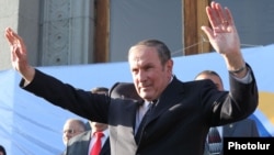 Armenia - Opposition leader Levon Ter-Petrosian greets supporters at a rally in Yerevan, 30Apr2013.