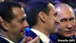 Дмитро Медведєв (крайній ліворуч), Сергій Наришкін та Володимир Путін, 20 грудня 2017 року